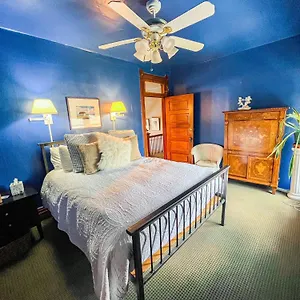 Bed & Breakfast Off Broadway, DEN